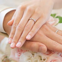 結婚指輪をつけた手